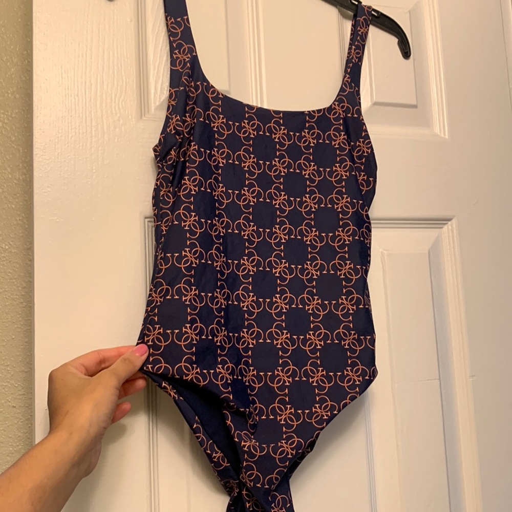 GUESS ONE PIECE BATHING SUIT 🩱
